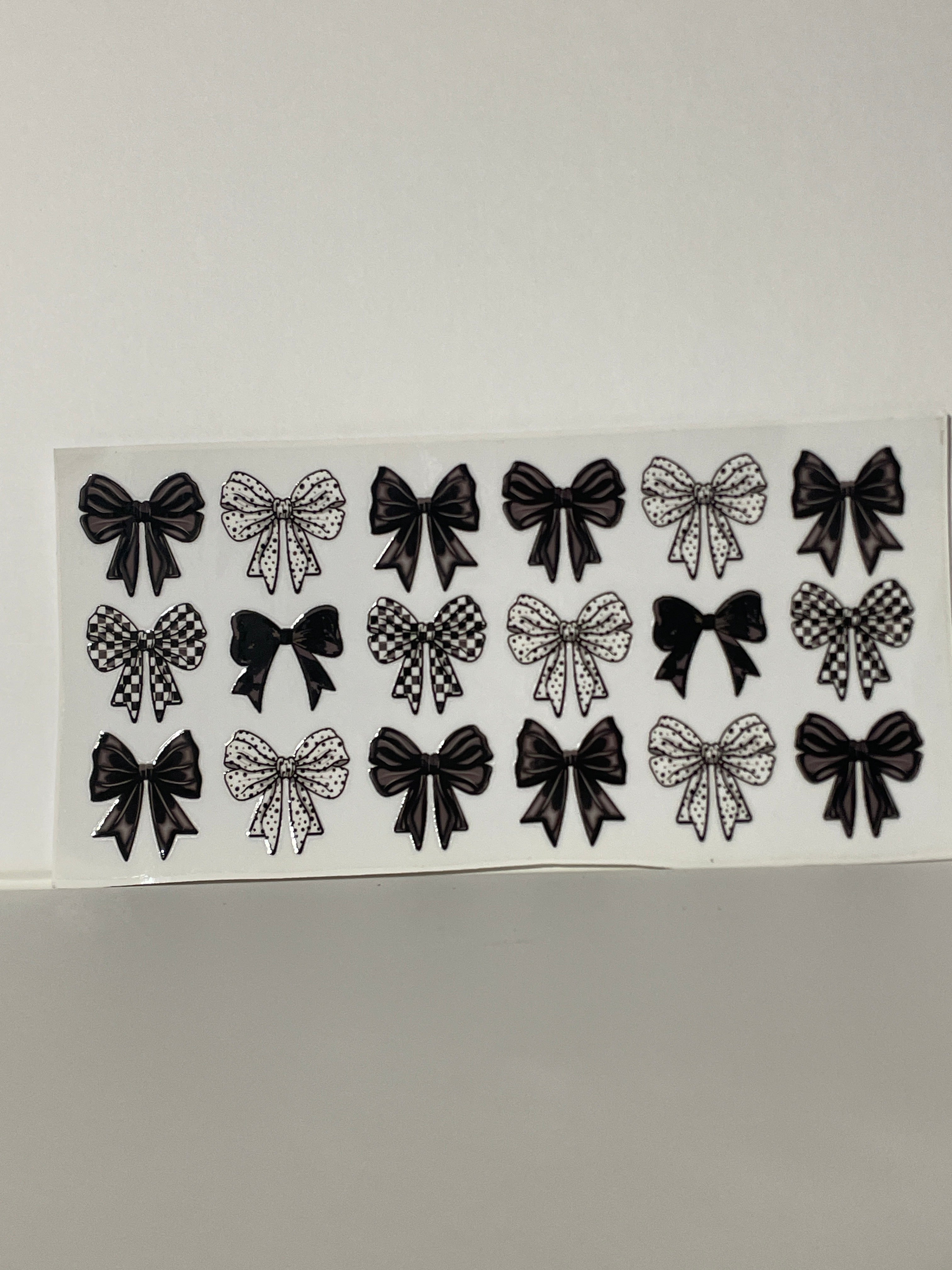 Black and white bow cup print